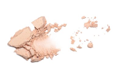 Beyaz bir yüz pudrası örneği. Bej rengi yuvarlak çatlak barut paleti. Dekoratif kozmetik ürünü