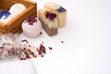 Güzel el yapımı tuz, bomba ve sabun. Beyaz arka planda güller.