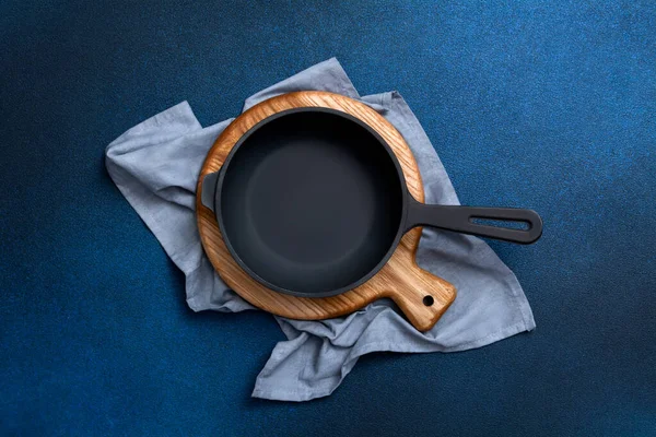 Cast Iron Skillet Wooden Board Frying Pan Cutting Board Kitchen — Foto Stock