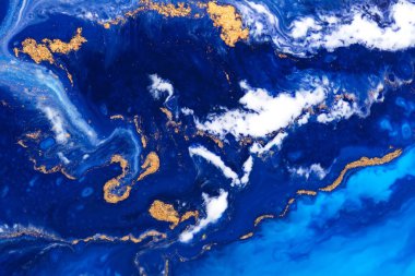 Lüks sıvı resim arka planı. Dökülmüş mavi, beyaz ve altın akrilik boya. Sıvı mermer. Alkol mürekkebi sıçraması..