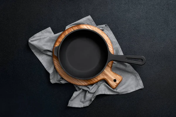 Cast Iron Skillet Wooden Board Frying Pan Cutting Board Kitchen — Foto Stock