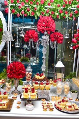 Dekorasyon de pasapalos con flores rosa elegantes 