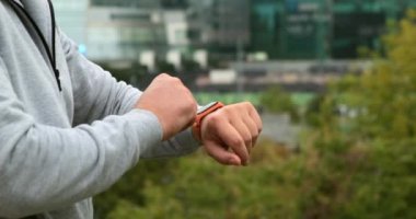 Spor salonundaki akıllı saate bak. Spor aletleri uygulama halatı.