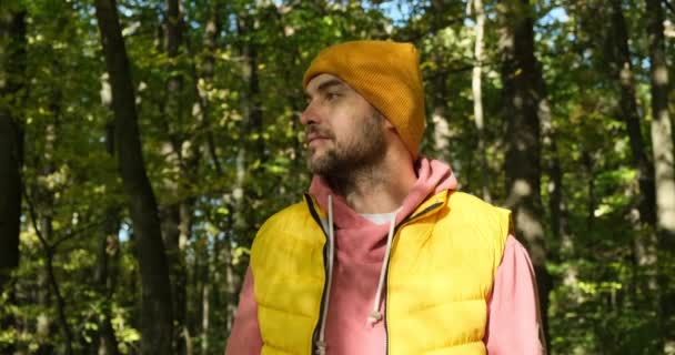 Turista en el bosque de otoño disfrutando del aire fresco. recolector de hongos en un chaleco — Vídeo de stock