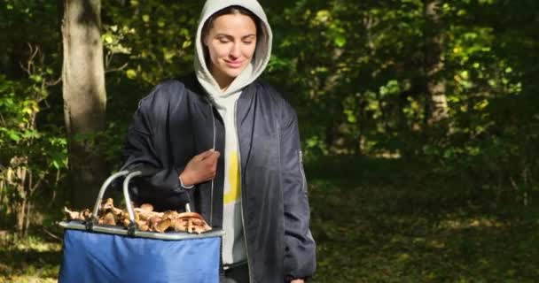 Mujer cortando setas. Mujer pelando trufa comestible al aire libre durante el senderismo — Vídeos de Stock