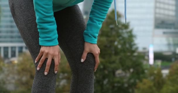 Eine Athletin massiert ihre Knie nach einer Verletzung nach dem Laufen, verstaucht Sport — Stockvideo