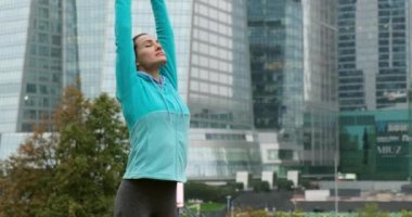 Spor elbiseli kadın akıllı saat Central Park New York 'ta soluklanıyor