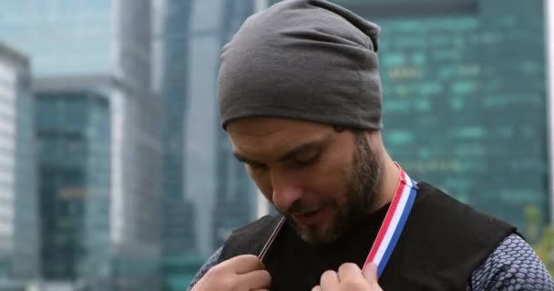 승리와 성공에 대한 개념. 금메달이야. 메달을 든 행복 한 남자 운동 선수. — 비디오