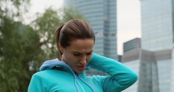 Mujer de construcción atlética realiza un calentamiento antes del entrenamiento. Deportes Fitness — Vídeo de stock
