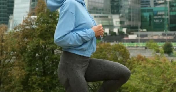 Jeune fille faisant des exercices d'étirement matinal. athlète femme courir dans le parc — Video