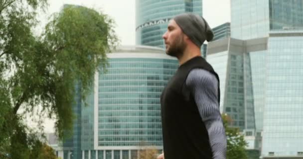 Hombre usando la cuerda de salto para mantenerse en forma al aire libre. Combatiente haciendo ejercicios de cuerda de salto — Vídeo de stock