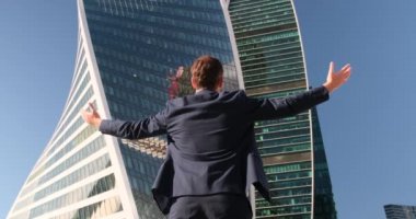 Takım Elbiseli Düşünceli İş Adamı 'nın Büyük Şirket kriptosuna bakışı