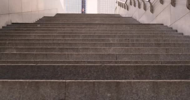 Moderne grijze stenen trap in de stad met niemand. de camera beweegt naar boven — Stockvideo