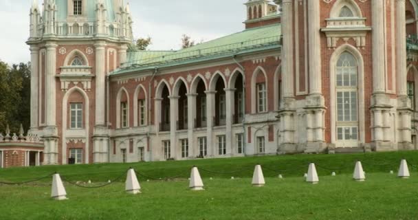 Московський парк Царицино. Царицинський палац — стокове відео