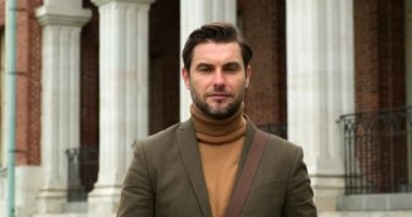 Neşeli çoklu etnik iş adamı arka planda iyi görünüyor Harvard