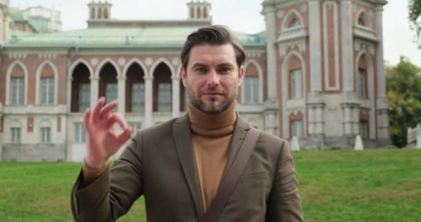 Cheerful multiethnic businessman shows okey in the background Harvard — Stock Video