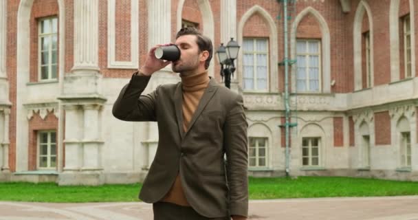 Un hombre guapo bebiendo café. Hombre de negocios sonriente con taza de café London — Vídeos de Stock