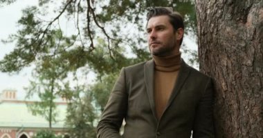 Kahve içen yakışıklı adam. Kahve fincanı Londra 'da gülümseyen iş adamı