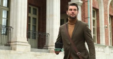 Kahve molası. Kahveli ve telefonlu adam, Londra sonbahar havası