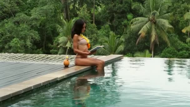Menina nadando na piscina infinita com em resort villa privada. livro Ubud, Bali. — Vídeo de Stock