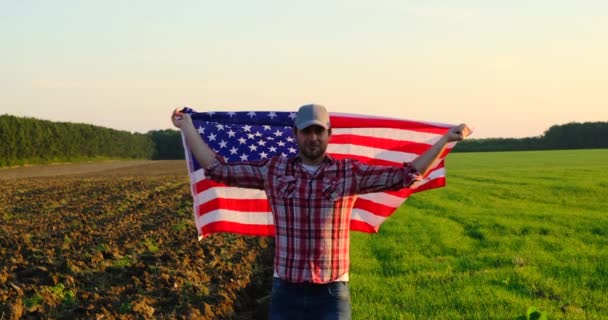 Άνδρες ενεργητικά ύψωσε τη σημαία των ΗΠΑ σε ένα γραφικό τομέα του σιταριού Τέξας ΗΠΑ — Αρχείο Βίντεο