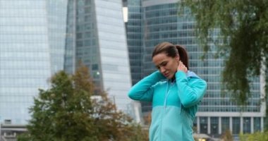 Athlet boyun ağrısını hissediyor. New York 'tan sonra vücut problemleri yaşayan bir koşucu kadın.
