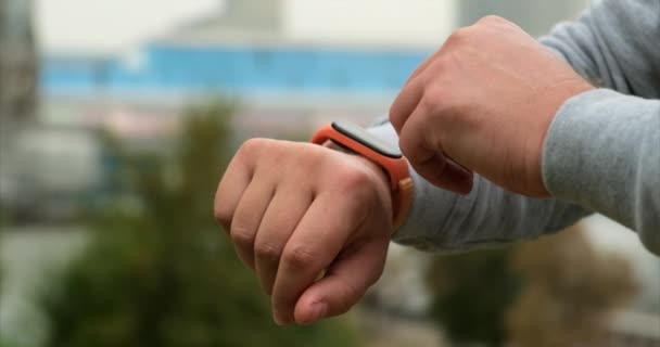 Checking the fitness tracker on him wrist. Close-upof man checking him tracker — Stock Video