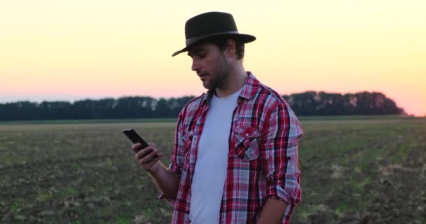 Smart jordbruk och digitalt jordbruk. bonde i rutig skjorta och cowboyhatt — Stockvideo