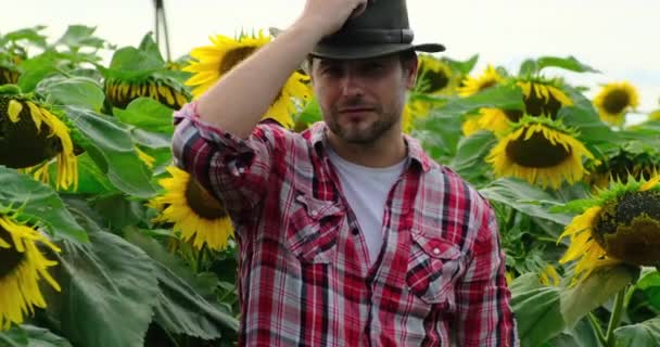 Young attractive farmer with cowboy hat standing in the field Texas — Stock Video