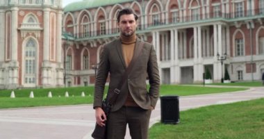 Neşeli çoklu etnik iş adamı arka planda iyi olduğunu gösteriyor Harvard 17.09.2021