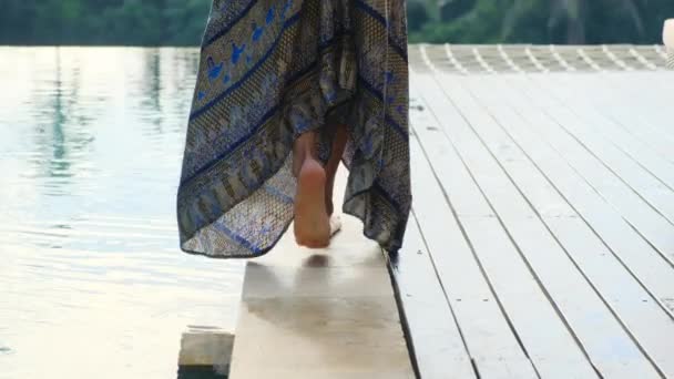 Dziewczyna w stylowej sukience idzie w pobliżu basenu, rano, nogi zbliżenie. — Wideo stockowe