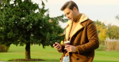 Adam öğle yemeğinde kahve içip telefonda konuşuyordu.