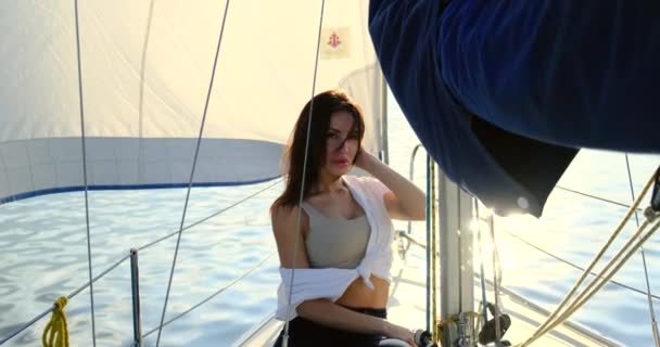 Attraktiv tjej i vit bomullströja på en yacht på sommardagen. — Stockvideo