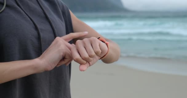 Primer plano manos femeninas con pulsera de fitness comprobar la pérdida de peso y calorías — Vídeo de stock