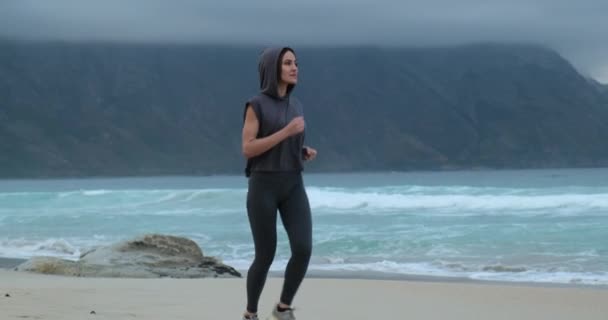 Τρέξιμο θηλυκό δρομέας τζόκινγκ κατά τη διάρκεια υπαίθριο προπόνηση στην παραλία., μοντέλο φυσικής κατάστασης — Αρχείο Βίντεο