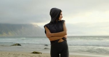 Güzel kız soğuk rüzgardan dondu Atlantik Okyanusu 'ndan, Cape Town' dan