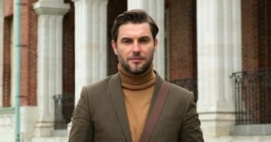 Hukuk mezunu, Avrupa 'daki eski bir üniversitenin arka planında parmak uçlarını gösterdi