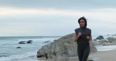 Koşan kadın koşucu, plajda antrenman yaparken koşan koşucu, fitness modeli.