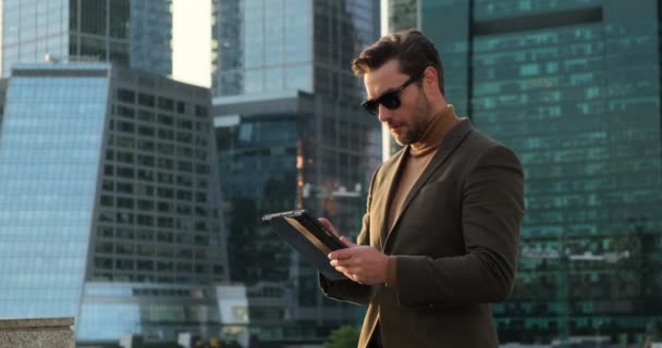 Giovane uomo d'affari allegro utilizzando tablet digitale. routine mattutina prima del lavoro — Video Stock