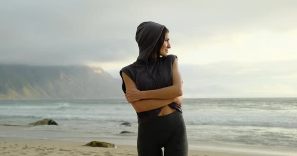 Beautiful girl froze from the cold wind from the atlantic ocean, Cape Town — Wideo stockowe