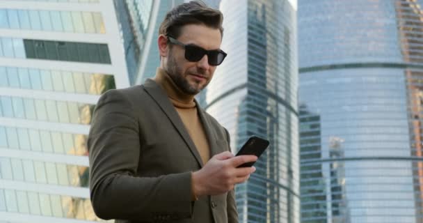 Stylischer Mann im Anzug wartet auf ein Date für ein Mädchen, Internet-Dating-Seite — Stockvideo