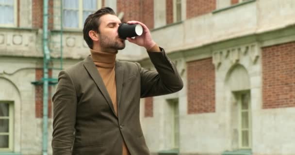 Uomo durante il pranzo in una città con caffè e parlare al telefono — Video Stock