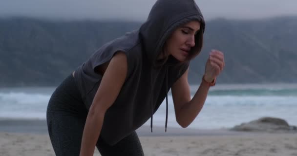 Athlétique Fille fatiguée après le jogging du matin le long de l'océan respirant fortement. — Video