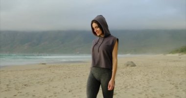 Sporcu deniz boyunca koştuktan sonra esneme hareketleri yapıyor.