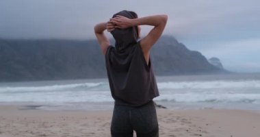 Seksi kalçalı atletik kız plajda günbatımının tadını çıkarıyor Norveç