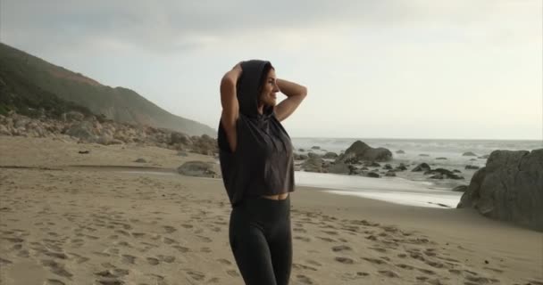 Sportler beim Stretching nach dem Joggen am Meer — Stockvideo