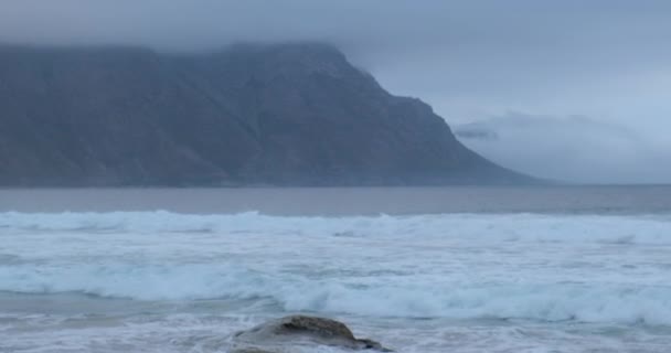 在南非开普敦的海岸上的海浪，花园的路线 — 图库视频影像