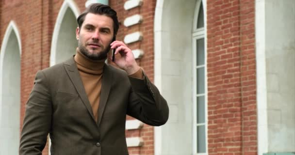 Homme en costume parlant au téléphone près du quartier des affaires à Londres — Video