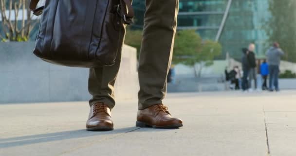 Κοντινό πλάνο των αρσενικών ποδιών σε καφέ κλασικά παπούτσια στην πλατεία της πόλης — Αρχείο Βίντεο