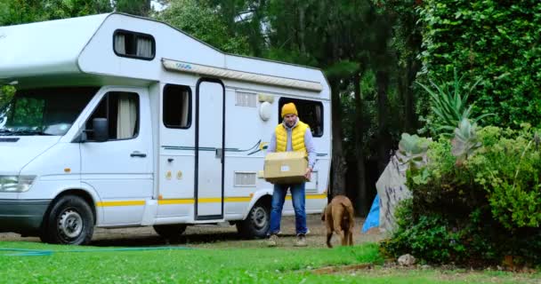 Ταξιδιώτης που ετοιμάζεται να ταξιδέψει με καραβάνι με τον αγαπημένο του σκύλο, τον Καναδά — Αρχείο Βίντεο